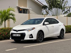 2016 toyota corolla in color white