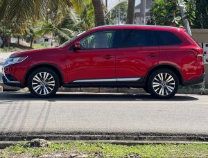2020 Mitsubishi Outlander Limited SUV – exterior view