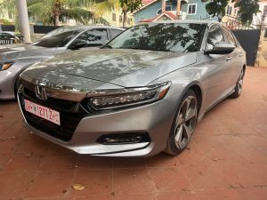 2018 honda accord touring in silver color