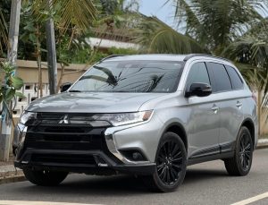 2020 Mitsubishi Outlander LE -for Sale in Ghana!-side view